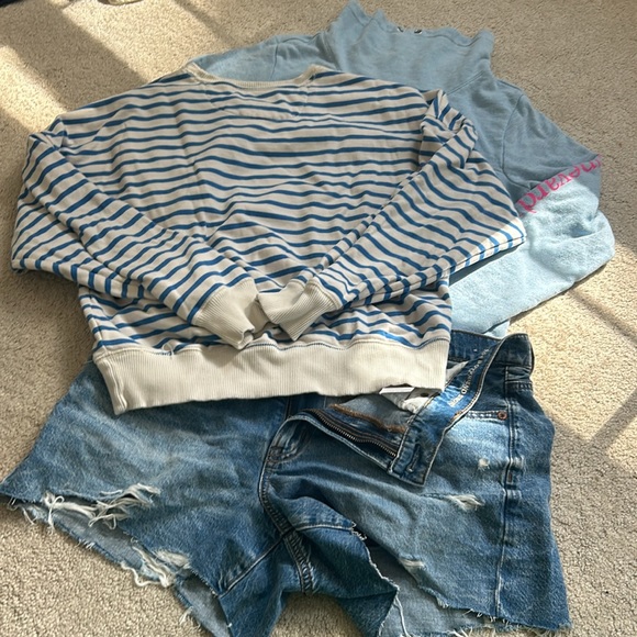Cute bundle! AE shorts, top VV top - Picture 6 of 9